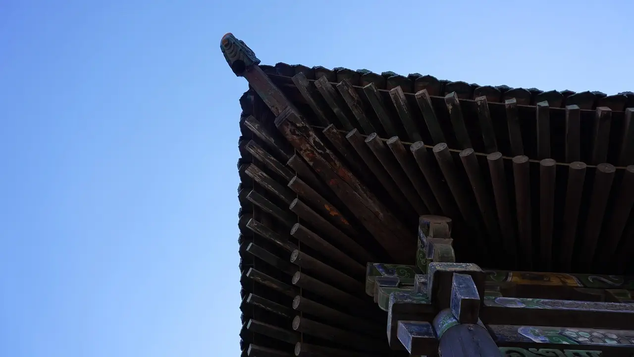 5 smarte løsninger til skabe under skråvægge i soveværelset