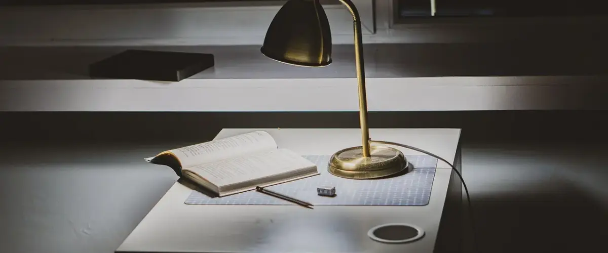 Bordlamper der skaber hygge: Tips til valg af lampe til sofabord, kommode og kontor