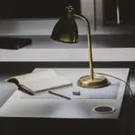 Bordlamper der skaber hygge: Tips til valg af lampe til sofabord, kommode og kontor