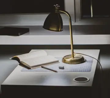 Bordlamper der skaber hygge: Tips til valg af lampe til sofabord, kommode og kontor