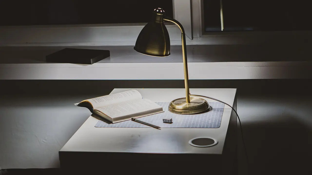 Bordlamper der skaber hygge: Tips til valg af lampe til sofabord, kommode og kontor