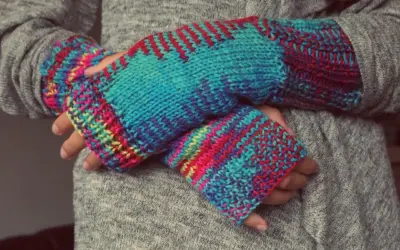 Gør stuen hyggelig med lag på lag af tekstiler