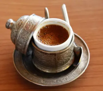 Hvad er en ottoman? Fra tyrkisk trone til moderne indretningsstjerne