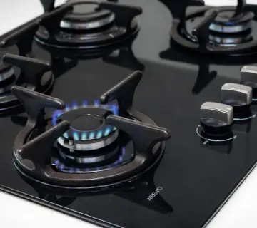 Hvor langt fra møblerne skal brændeovnen stå i stuen?