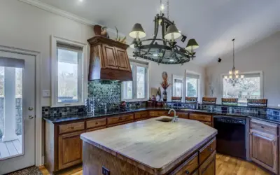 Hvordan monterer man en stænkplade af glas i køkkenet?