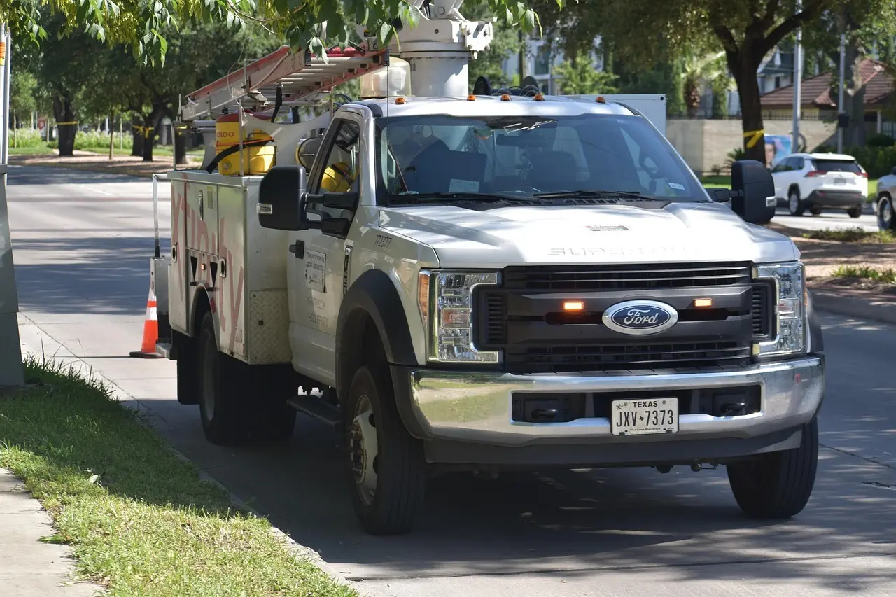 Hvordan skjuler jeg ledninger bag tv-møblet i stuen?