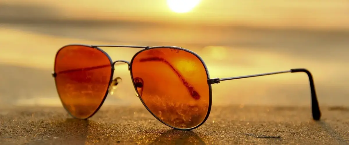 Hvordan undgår jeg genskin på tv'et i en stue med store vinduer?