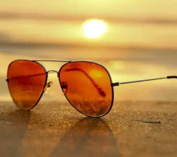 Hvordan undgår jeg genskin på tv'et i en stue med store vinduer?