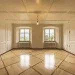 Indret den kvadratiske stue med to døråbninger