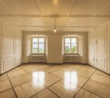 Indret den kvadratiske stue med to døråbninger