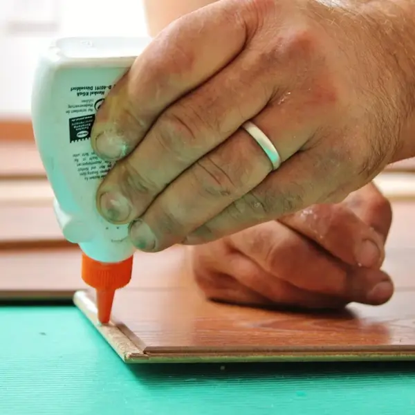 Sådan reparerer du ridser i laminatbordpladen