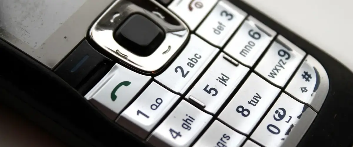 Skal jeg ringe tilbage til telefonnummer 88 70 08 34?