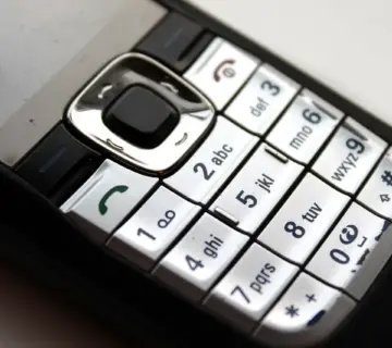 Skal jeg ringe tilbage til telefonnummer 88 70 08 34?